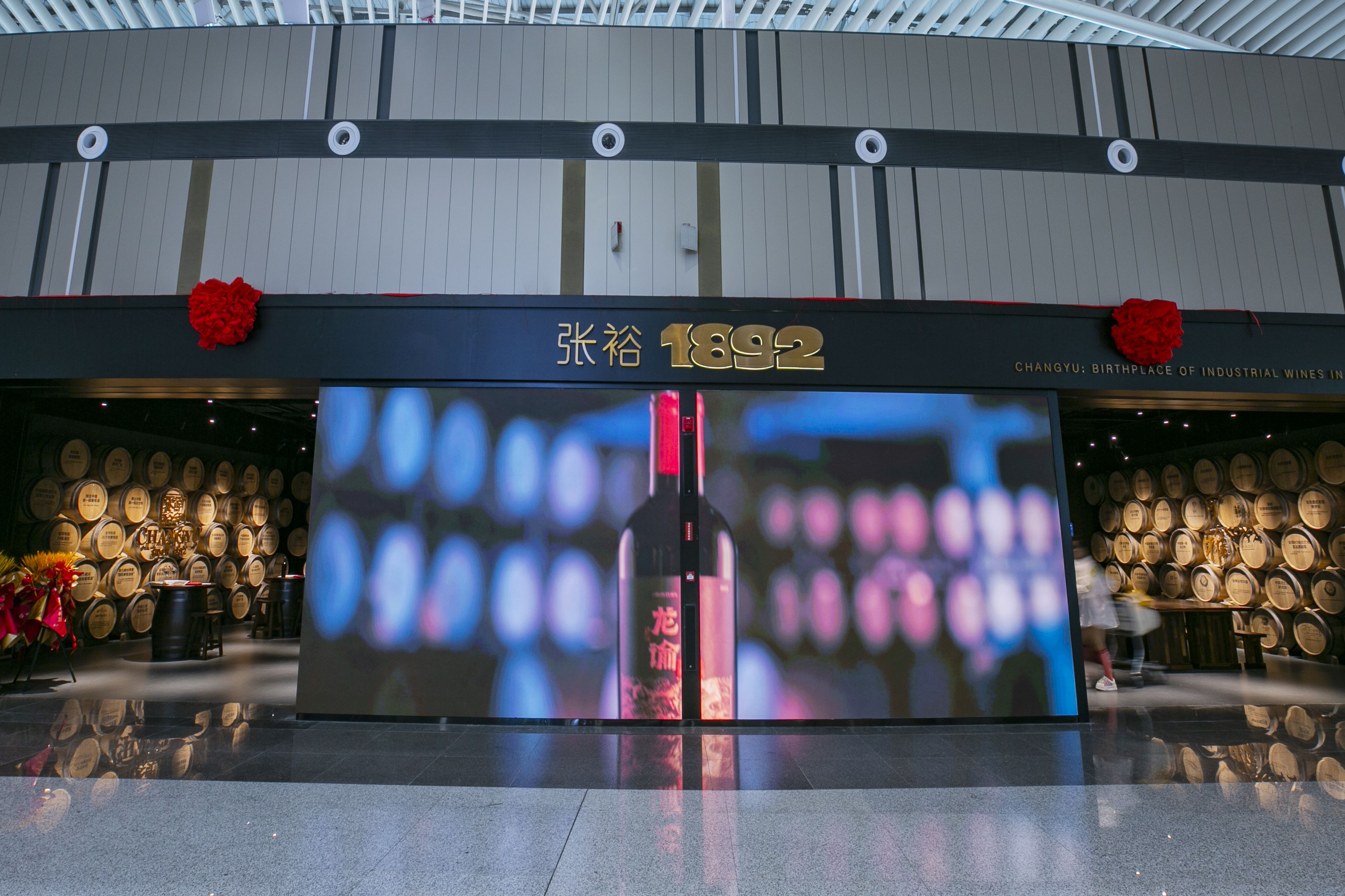 新之航設(shè)計(jì)施工的“張?jiān)?892”青島膠東國際機(jī)場體驗(yàn)館開館！